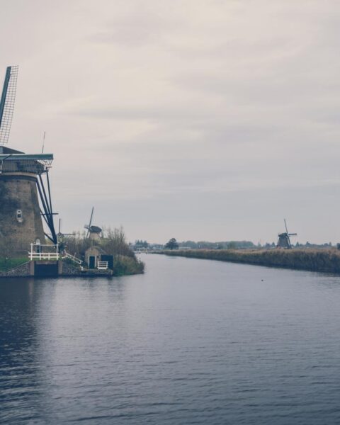 Droge start gaat over in regen, windstoten en 17–20°C dit weekend in Nederland