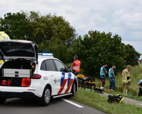 Duizenden mensen nemen deel aan stille tocht voor drie kinderen en leraar die omkwamen in Zeeland