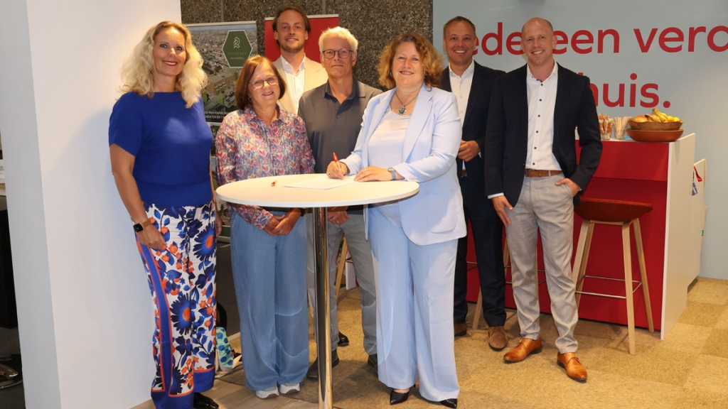 Eerste bewoners ondertekenen koopcontract voor duurzame appartementen in Woodstock Vlaardingen