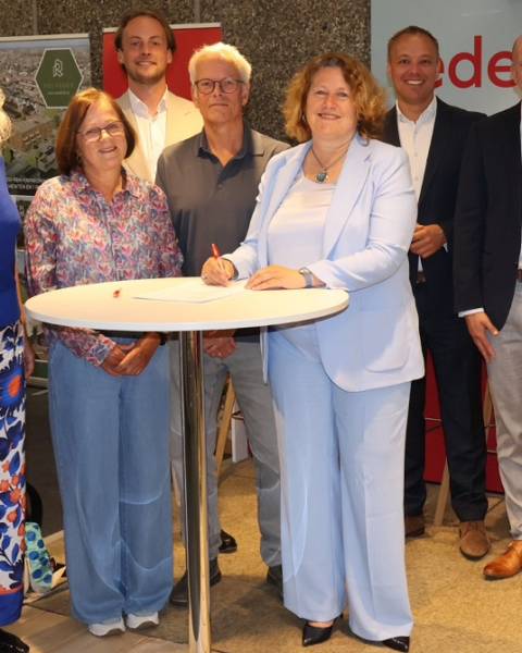 Eerste bewoners ondertekenen koopcontract voor duurzame appartementen in Woodstock Vlaardingen
