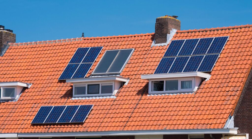 Eigenaren van zonnepanelen in Nederland aangespoord om energieverbruik te heroverwegen nu net metering eindigt