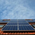 Energiebedrijf betaalt duizenden huishouden om zonnepaneelproductie te verminderen tijdens zomerse hitte