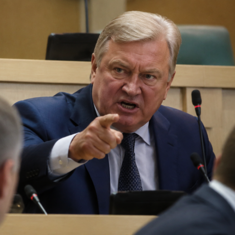 Russische senator dreigt met mijnen op schaduwvloot-tankers na Britse actie