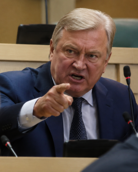 Russische senator dreigt met mijnen op schaduwvloot-tankers na Britse actie