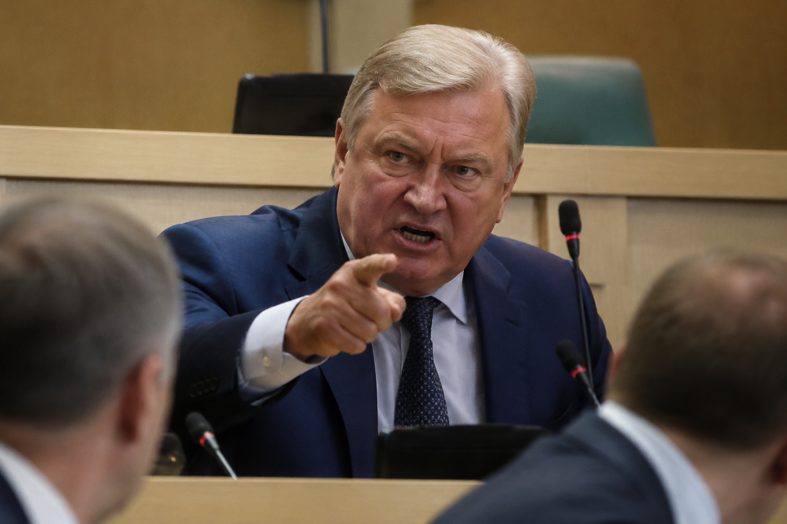Russische senator dreigt met mijnen op schaduwvloot-tankers na Britse actie