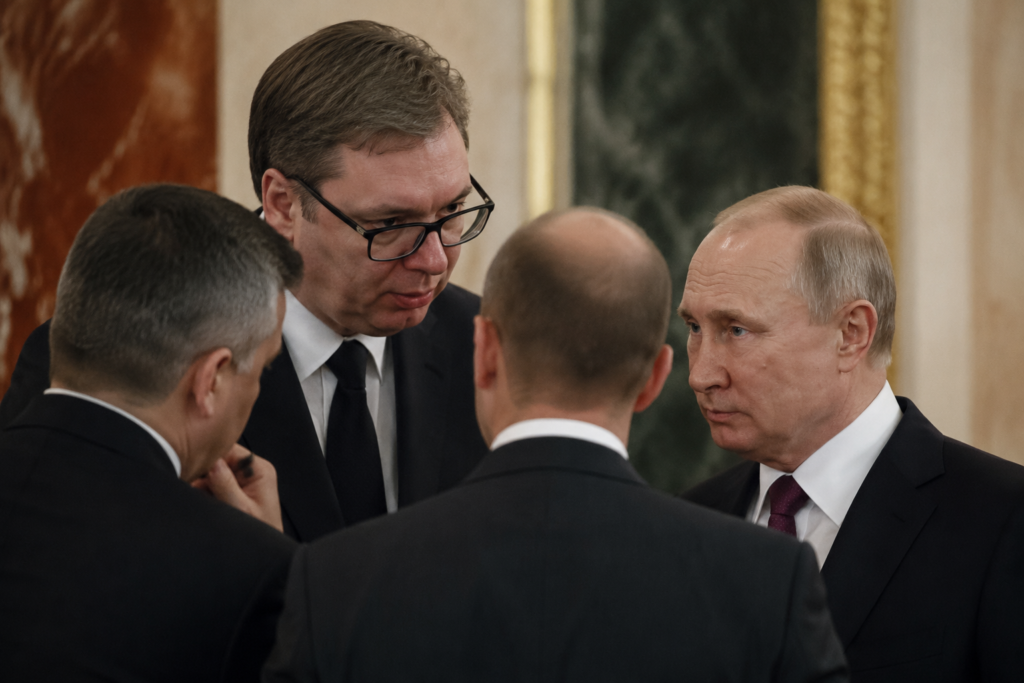 Kremlin voert gesloten overleg met Servië over oliebedrijf NIS dat onder Amerikaanse sancties valt