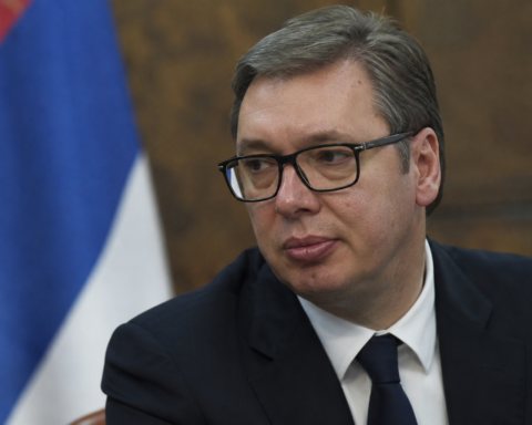 Servische president Vucic weigert visumplicht voor Russen en trotseert EU