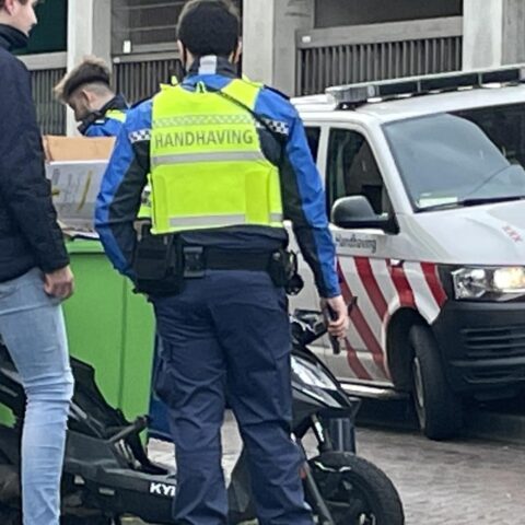 Gemeentelijke handhavers krijgen vanaf 1 juni de bevoegdheid om minderjarigen te waarschuwen en door te verwijzen