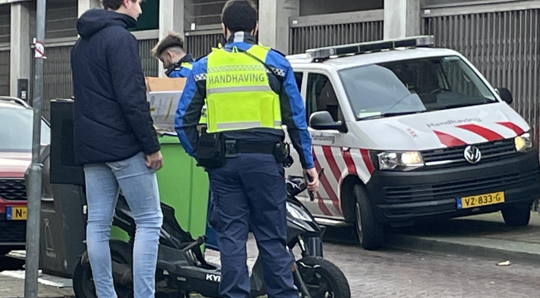 Gemeentelijke handhavers krijgen vanaf 1 juni de bevoegdheid om minderjarigen te waarschuwen en door te verwijzen