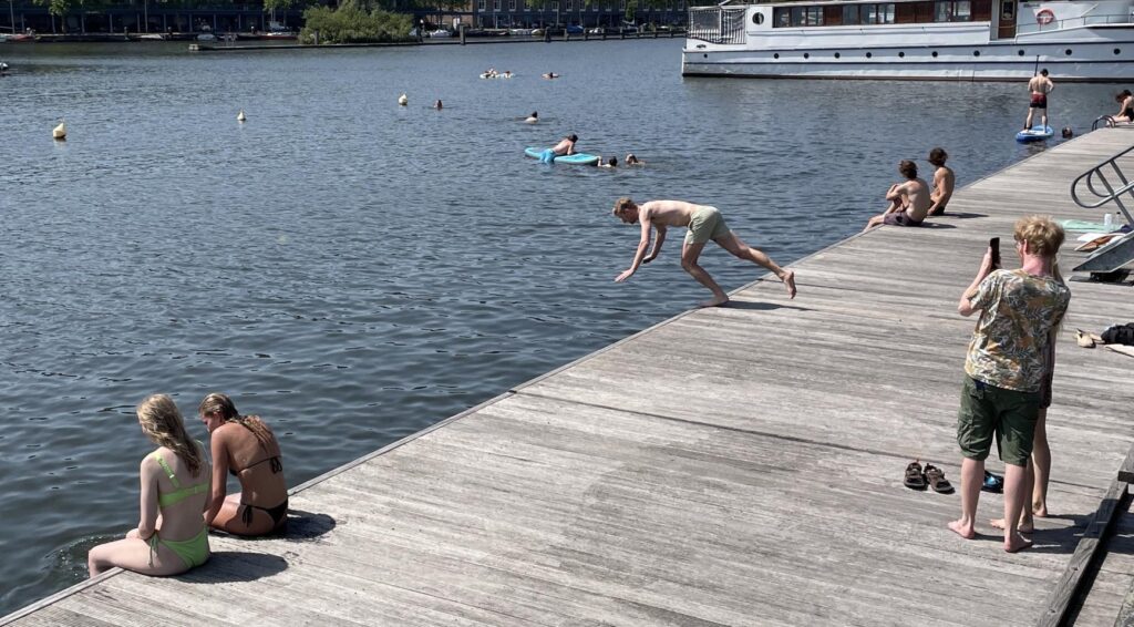Gezondheidswaarschuwingen voor tientallen zwemlocaties door warm weer en waterkwaliteit
