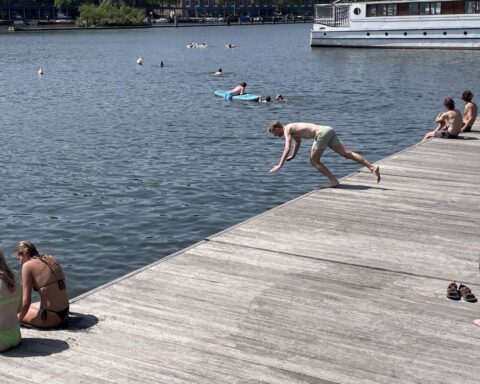Gezondheidswaarschuwingen voor tientallen zwemlocaties door warm weer en waterkwaliteit
