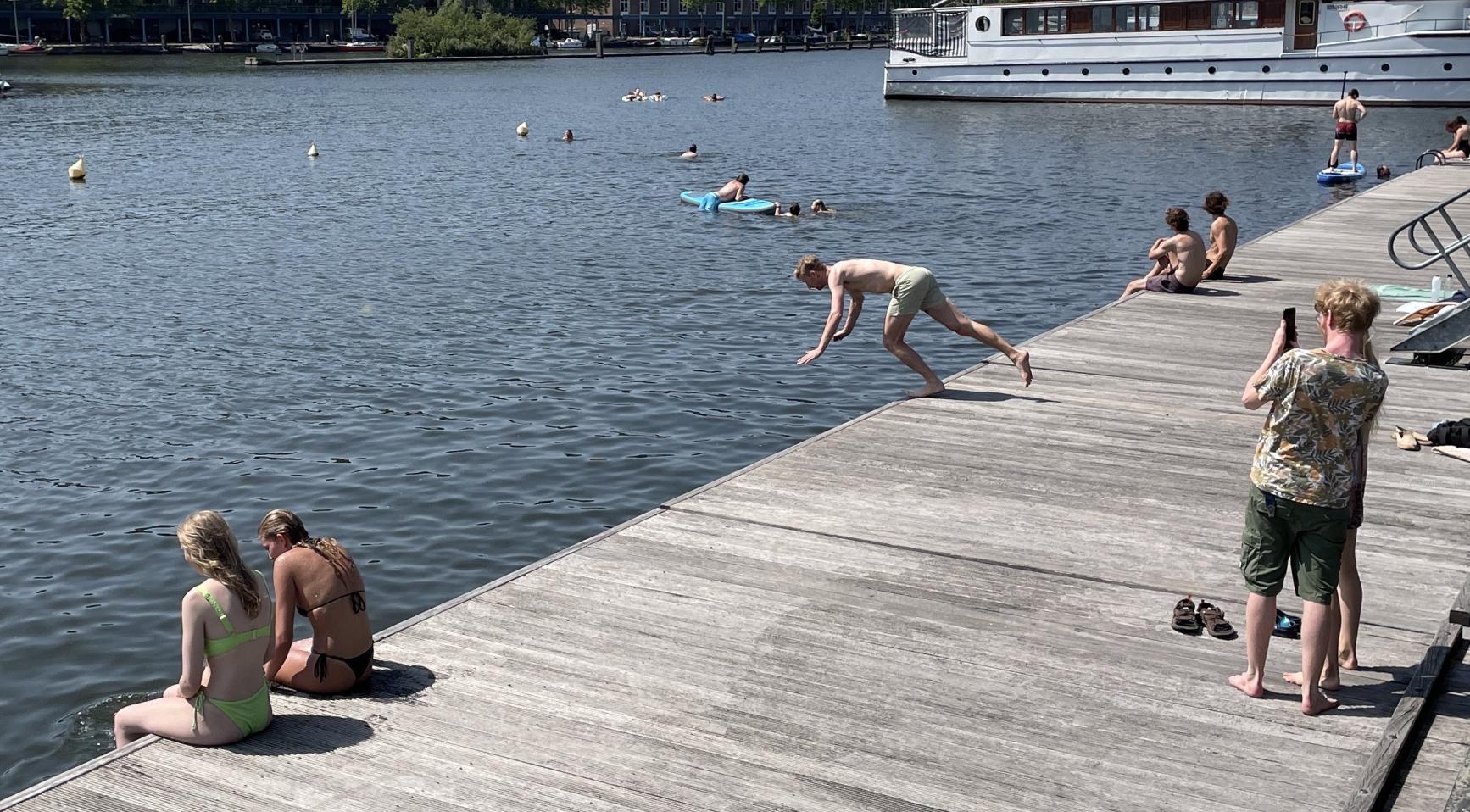Gezondheidswaarschuwingen voor tientallen zwemlocaties door warm weer en waterkwaliteit