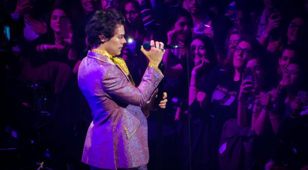 Harry Styles bedankt Amsterdam in krant na recordaantal optredens in Johan Cruijff ArenA