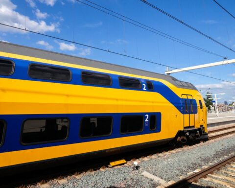 Hitte en stormschade dwingen NS tot vermindering van treinvervoer op belangrijke routes