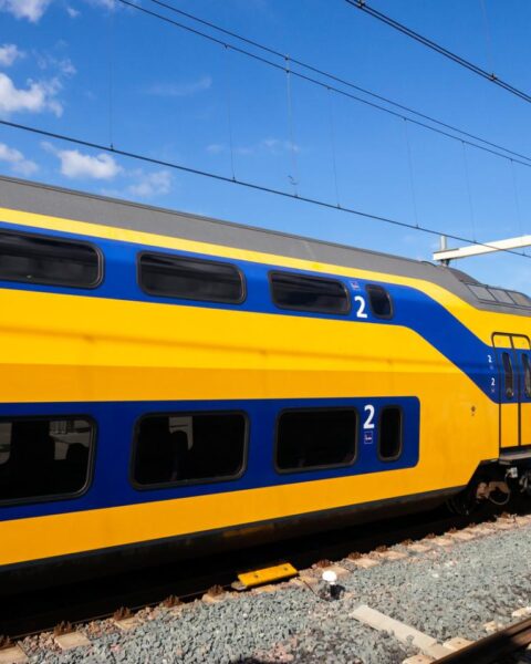 Hitte en stormschade dwingen NS tot vermindering van treinvervoer op belangrijke routes