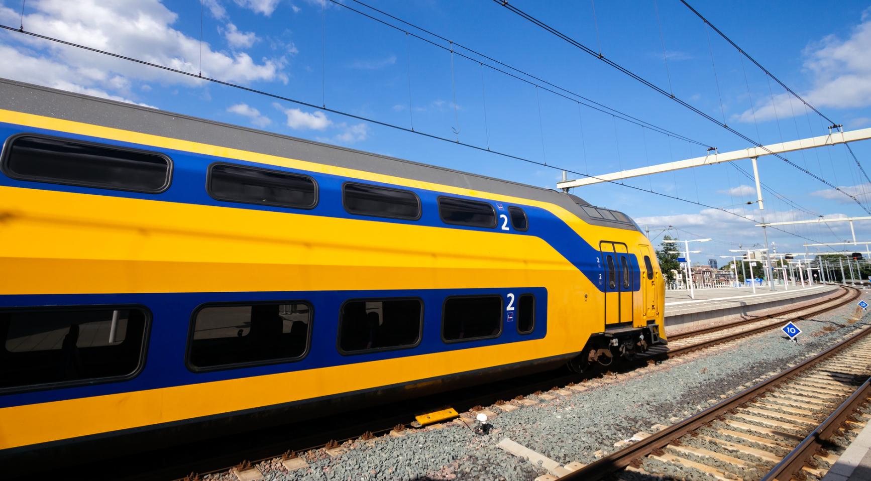 Hitte en stormschade dwingen NS tot vermindering van treinvervoer op belangrijke routes