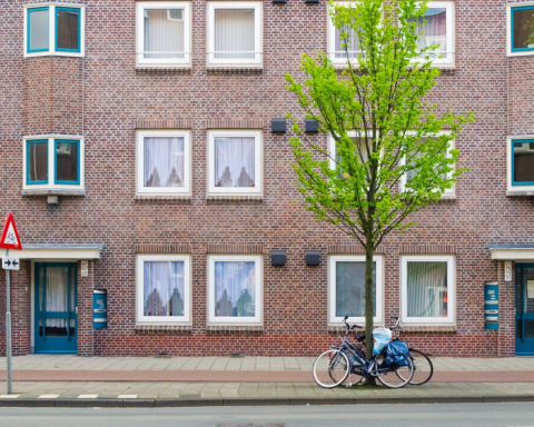 Huurverhoging van 3,6% aangekondigd door woningcorporaties volgens Aedes-enquête