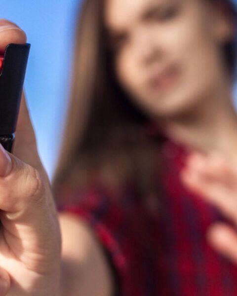 Kabinet onderzoekt of vrouwen in risicovolle situaties peper sprays mogen dragen