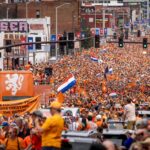 Koeman en Van Dijk tevreden na overwinning; duizenden Kansas inwoners sluiten zich aan bij Nederlandse fanmars