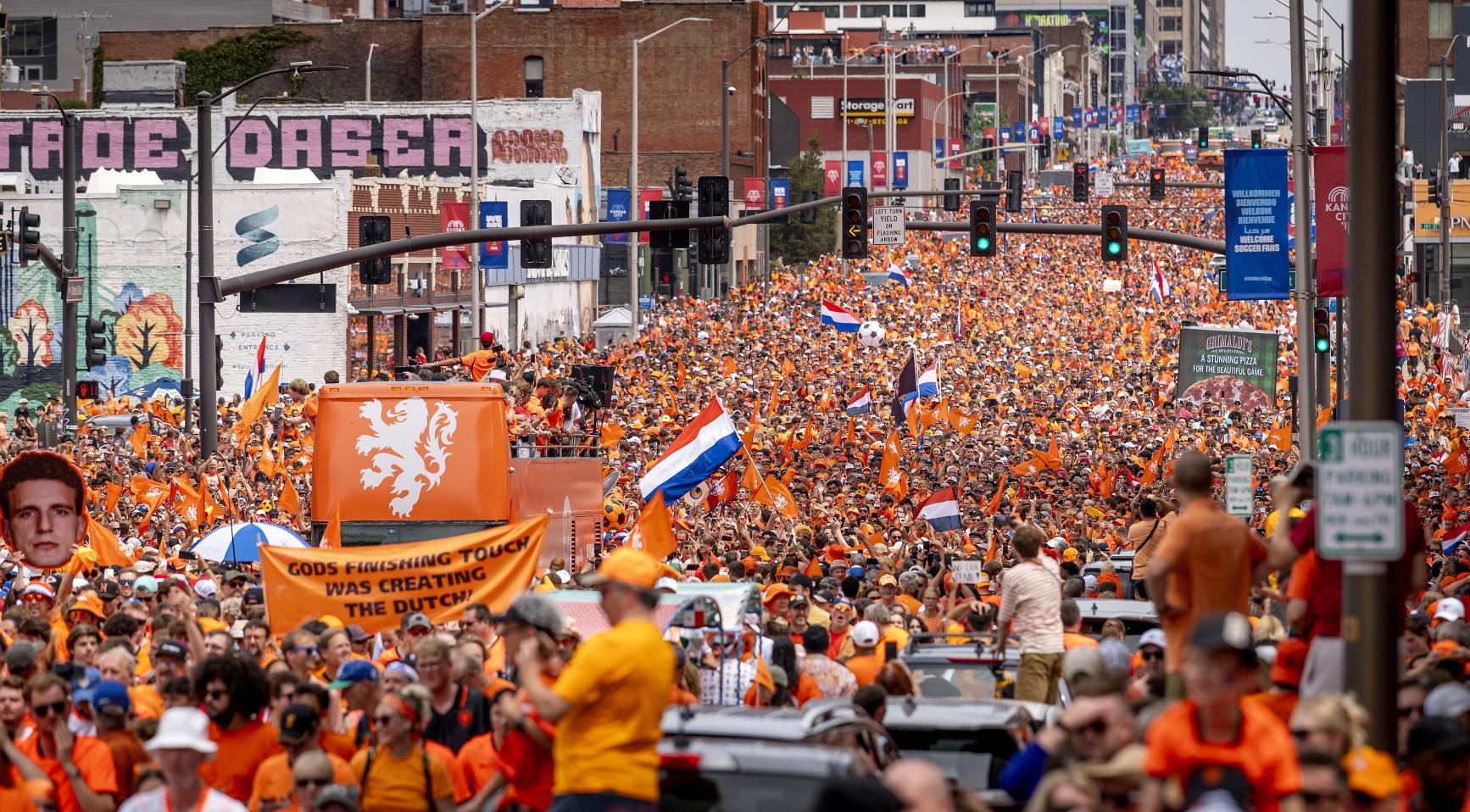 Koeman en Van Dijk tevreden na overwinning; duizenden Kansas inwoners sluiten zich aan bij Nederlandse fanmars