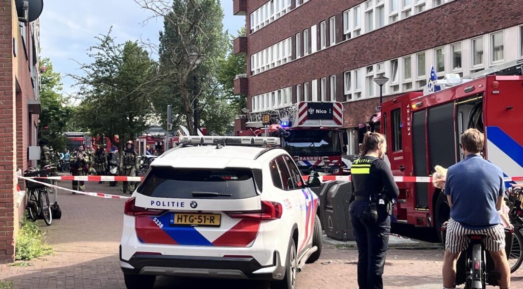 Luid explosie gehoord in Amsterdam-Oost, brand breekt uit in appartementengebouw
