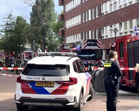 Luid explosie gehoord in Amsterdam-Oost, brand breekt uit in appartementengebouw