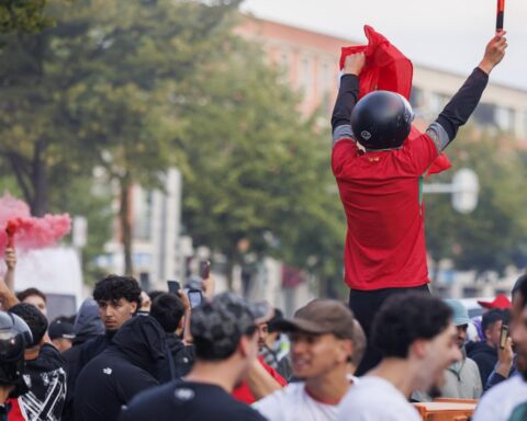 Marokkaanse fans vieren overwinning op Nederland; vuurwerkprojectielen gericht op politie in Den Haag