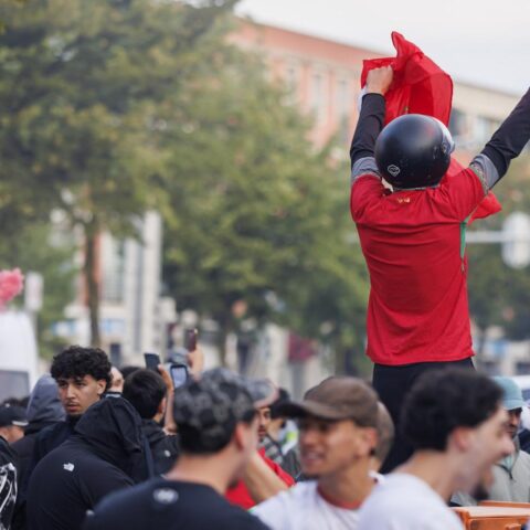 Marokkaanse fans vieren overwinning op Nederland; vuurwerkprojectielen gericht op politie in Den Haag