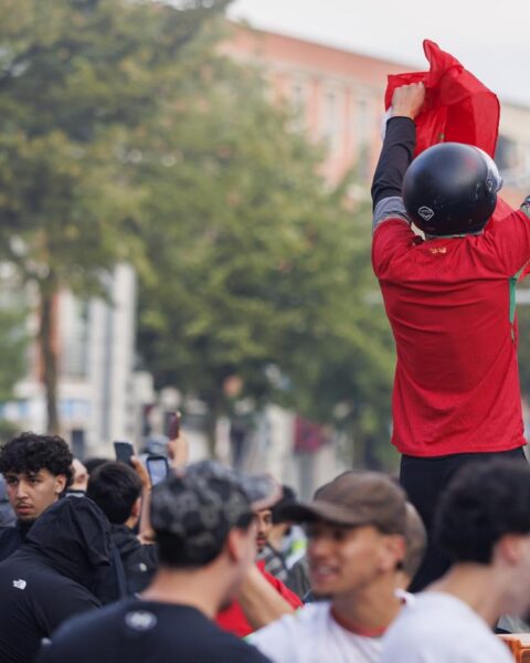 Marokkaanse fans vieren overwinning op Nederland; vuurwerkprojectielen gericht op politie in Den Haag