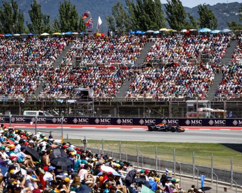 Max Verstappen finisht als vierde in Spanje, Lewis Hamilton behaalt eerste overwinning voor Ferrari