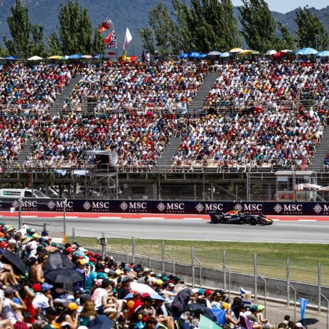 Max Verstappen finisht als vierde in Spanje, Lewis Hamilton behaalt eerste overwinning voor Ferrari