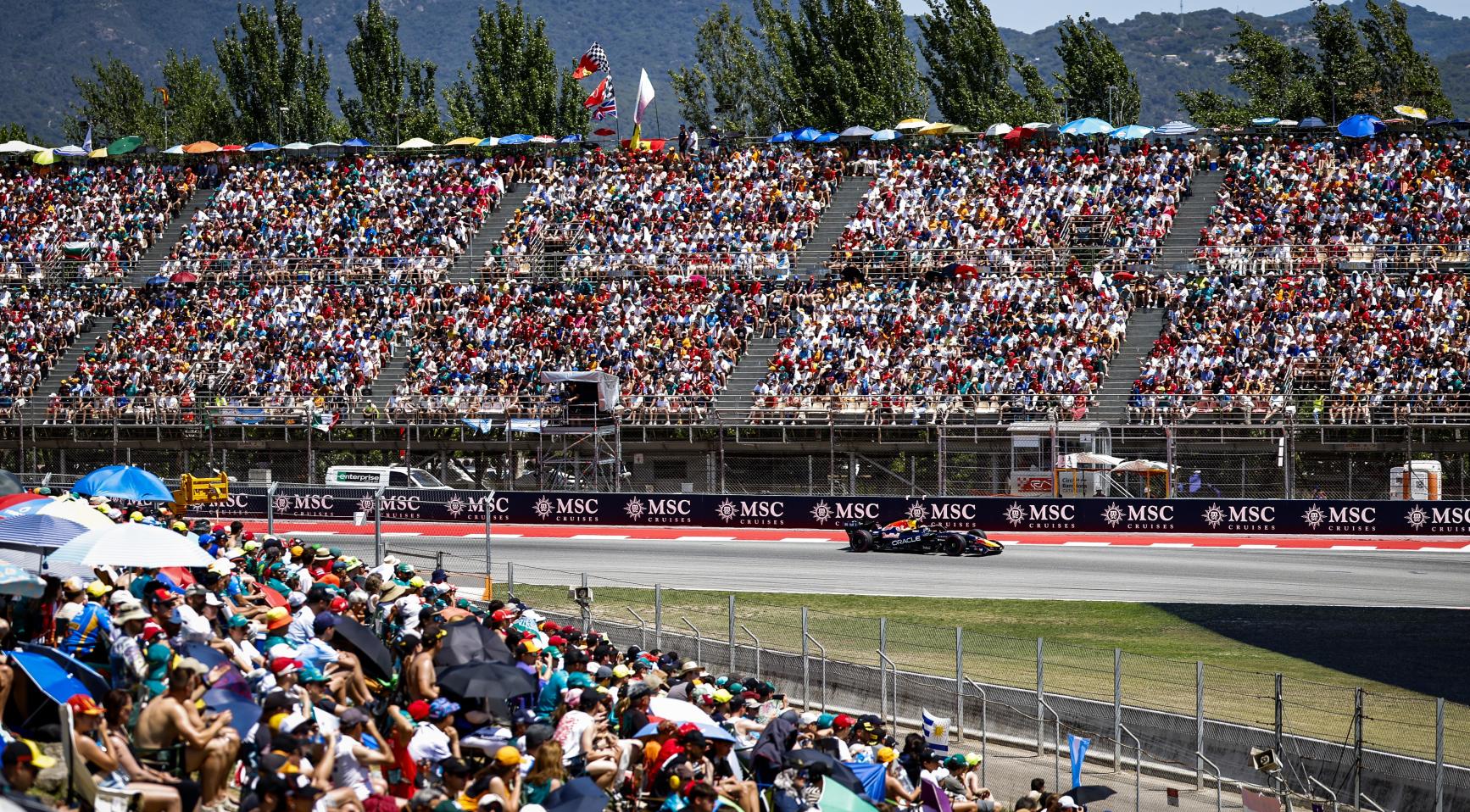 Max Verstappen finisht als vierde in Spanje, Lewis Hamilton behaalt eerste overwinning voor Ferrari