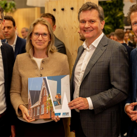 Minister informeert zich over opschaling van industriële woningbouw tijdens PROVADA