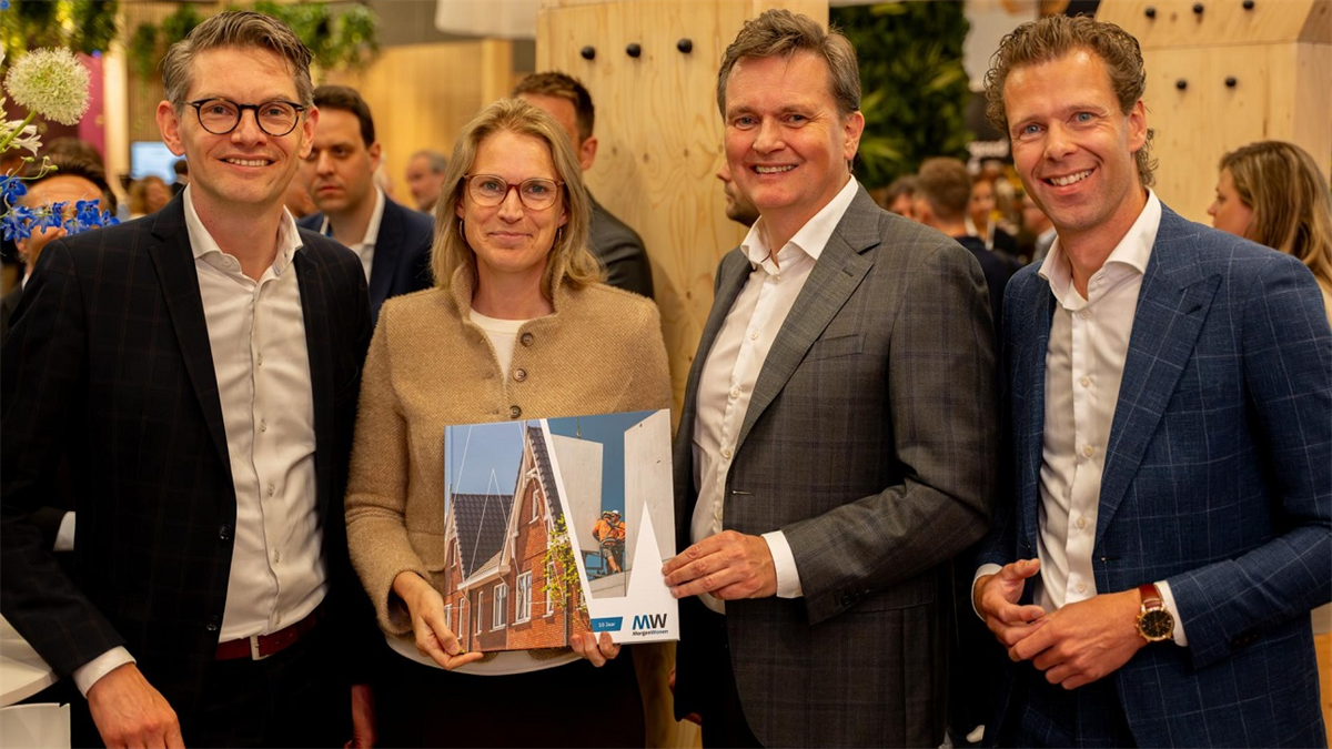 Minister informeert zich over opschaling van industriële woningbouw tijdens PROVADA