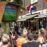 Minister: NOS wettelijk verplicht om geld te vragen voor WK-voetbal op grote schermen