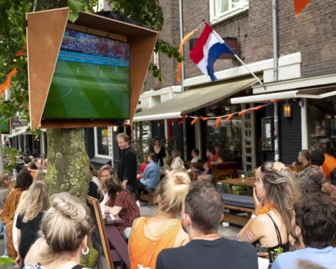 Minister: NOS wettelijk verplicht om geld te vragen voor WK-voetbal op grote schermen
