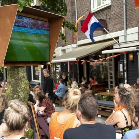 Minister: NOS wettelijk verplicht om geld te vragen voor WK-voetbal op grote schermen