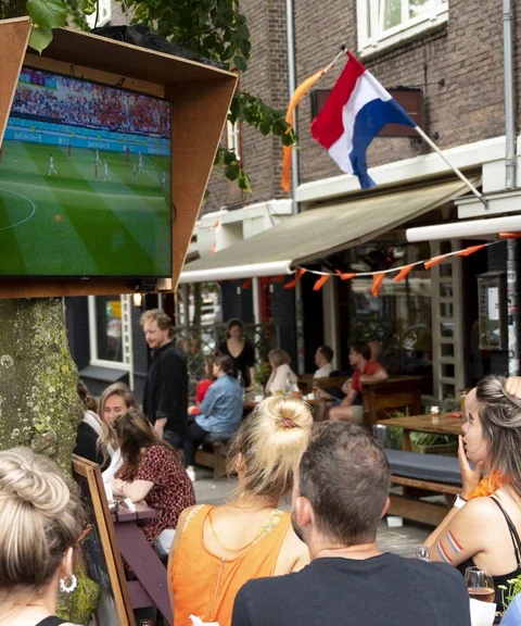 Minister: NOS wettelijk verplicht om geld te vragen voor WK-voetbal op grote schermen