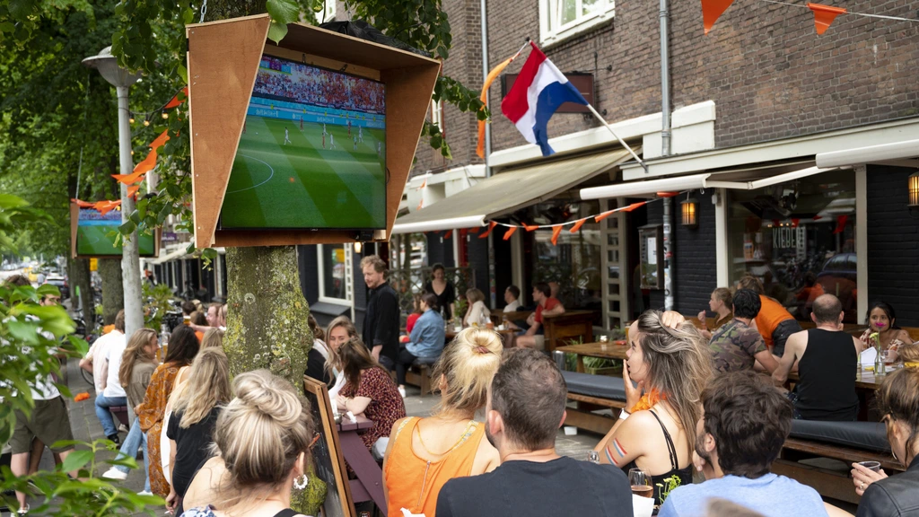 Minister: NOS wettelijk verplicht om geld te vragen voor WK-voetbal op grote schermen