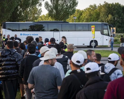 Minister Van den Brink verwacht dat wachttijd asielzoekers binnen drie jaar is opgelost