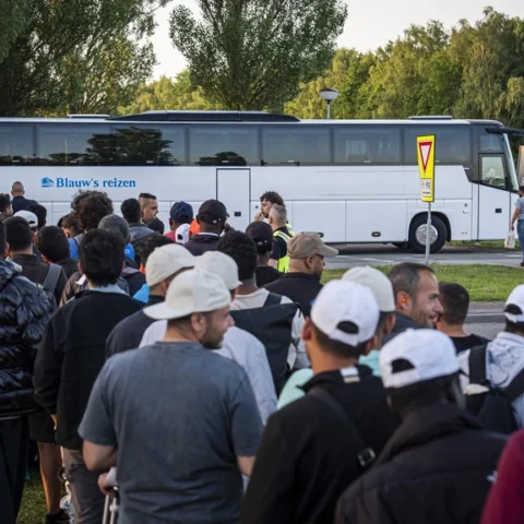 Minister Van den Brink verwacht wachtlijst huidige asielzoekers binnen drie jaar te verhelpen