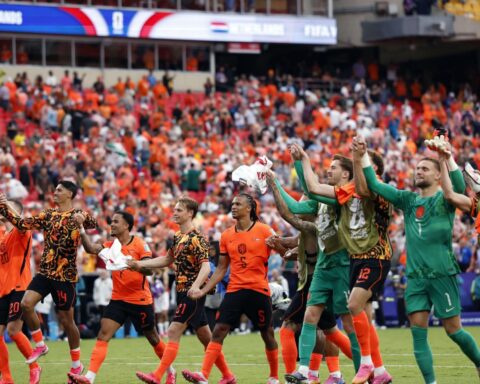 Nederland wint van Tunesië en gaat verder naar de knock-outronde tegen Marokko