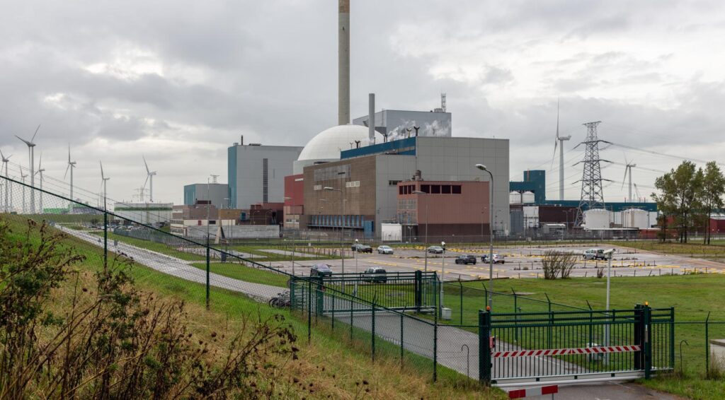 Nederland zet plannen voor nieuwe kerncentrales voort te midden van stevige regionale tegenstand