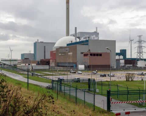 Nederland zet plannen voor nieuwe kerncentrales voort te midden van stevige regionale tegenstand