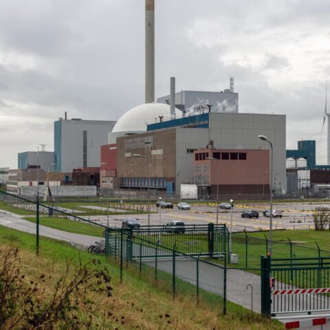 Nederland zet plannen voor nieuwe kerncentrales voort te midden van stevige regionale tegenstand