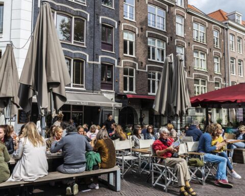 Nederlands uitgaven aan restaurants, hotels en reizen verwacht daling in 2026 door stijgende kosten