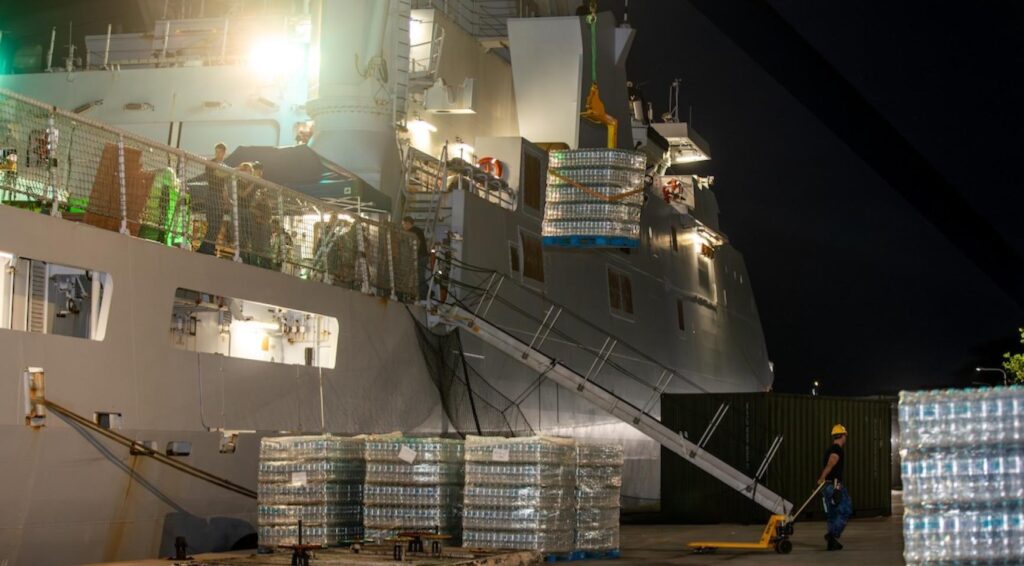 Nederlandse marine laat schip met noodhulp voor aardbev victims uit Curaçao vertrekken naar Venezuela