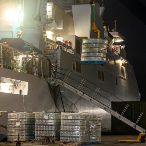 Nederlandse marine laat schip met noodhulp voor aardbev victims uit Curaçao vertrekken naar Venezuela