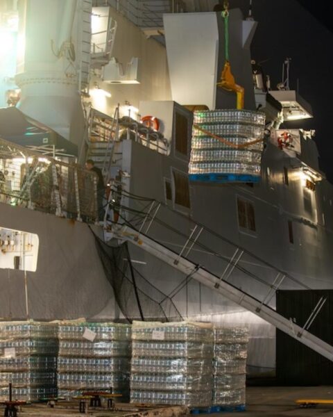 Nederlandse marine laat schip met noodhulp voor aardbev victims uit Curaçao vertrekken naar Venezuela