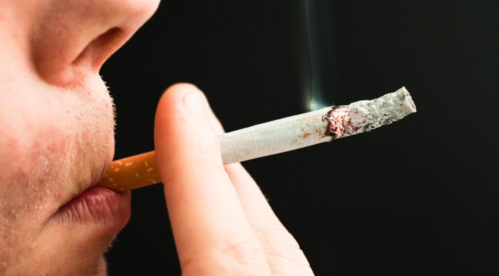Nederlandse regering verwerpt nieuw nationaal verbod op sigarettenfilters en wegwerp-vapeproducten